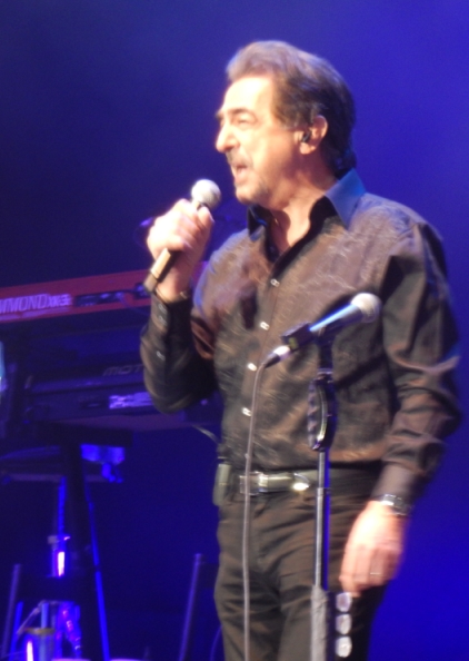 Mantegna Performs With Chicago